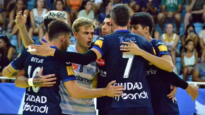 El líder Ciudad Vóley tuvo que esforzarse para superar a San Lorenzo