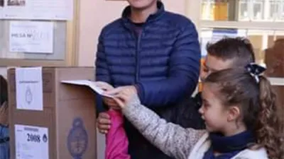 Esteban Martín Piaggio votó antes de las 11 en la Escuela Técnica N° 1 “José María Sobral”.