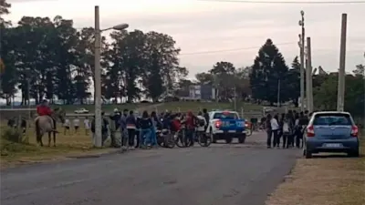 En la zona del Club Gimnasia de Concepción del Uruguay se organizan “picados” de fútbol, violando la cuarentena.