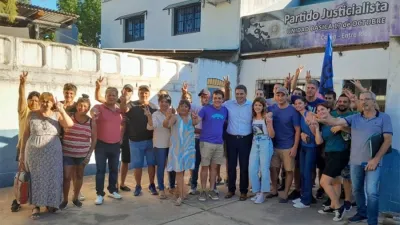 Integrantes de las listas en la interna de Colón, acompañados por el intendente de San José, Gustavo Bastian.