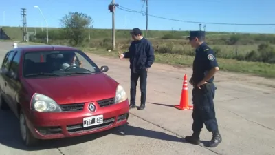 policía en los ingresos a Gualeguaychú