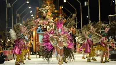 Papelitos abrió la primera noche del Carnaval del País con un Corsódromo vibrante y apasionado.