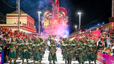 La comparsa Marí Marí del Club Central Entrerriano abrió la segunda noche que fue presenciada por casi 18 mil personas.