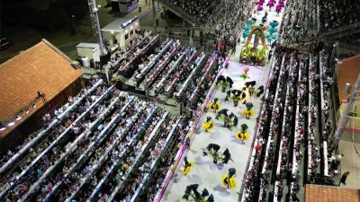 Papelitos abrió la quinta noche en el Corsódromo de Gualeguaychú y se informó que poco más de 20 mil espectadores presenciaron el Carnaval del País.