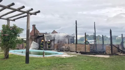 El predio usurpado por Hugo Mena en General Alvear y la actuación de los Bomberos a raíz de un incendio ocurrido hace dos meses atrás.