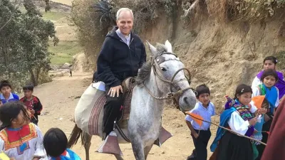 Robert Francis Prevost con niños peruanos de la provincia de Trujillo (Perú).