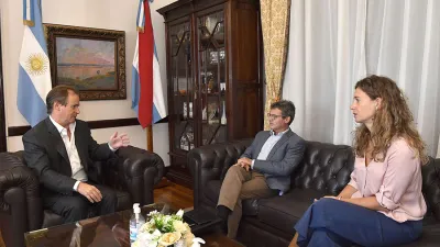 Gustavo Bordet junto al ministro de Planeamiento, Marcelo Richard; y la secretaria de Energía, Silvina Guerra, analizaron la reactivación de la obra pública en la provincia, tras haber sido exceptuada de la cuarentena por el Gobierno Nacional.