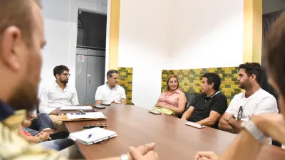 Adán Bahl con vecinos de calle Manuel Gálvez