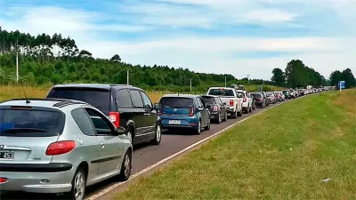 Para pasar al Uruguay desde Gualeguaychú hay colas de automóviles de hasta 15 kilómetros.