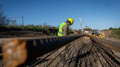 El gobierno provincial avanza con la construcción del puente de 80 metros sobre arroyo La Jacinta. Se hormigonaron dos de los 15 pilotes sobre lo que se ubicará la estructura.