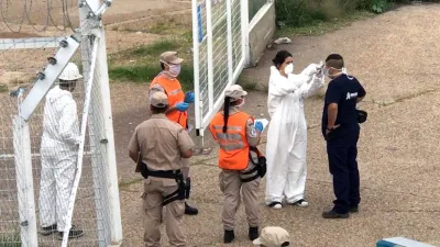 Con estrictas normas sanitarias, comenzó la carga de madera en el puerto de La Histórica