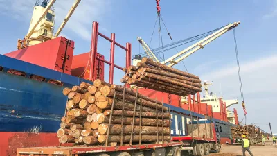 Un buque ultramarino ingresó al puerto de Concepción del Uruguay para cargar madera con destino al mercado indio.