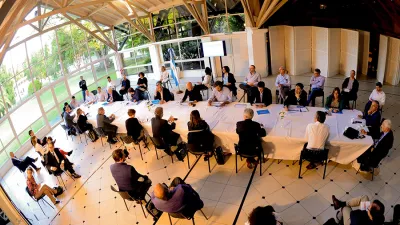 El Presidente reunido en la quinta de Olivos con parte de su gabinete y expertos en política sanitaria. El primer mandatario adelantó que evalúan una cuarentena general en todo el país.