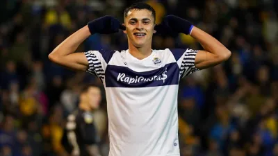 El Lobo platense le amargó el debut a Carlos Tevez en Rosario Central