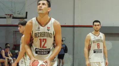 Básquet asociativo: Recreativo dejó sin invicto a Ciclista y lo alcanzó como escolta