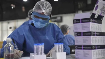 El Ministerio de Salud de la Nación informó que hoy se diagnosticaron 331 nuevos contagios de Covid-19 y 15 decesos. El plan de vacunación es uno de los factores favorables de los actuales registros.