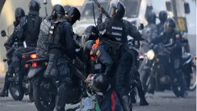 La Guardia Nacional Bolivariana reprimiendo a manifestantes en una marcha en Venezuela