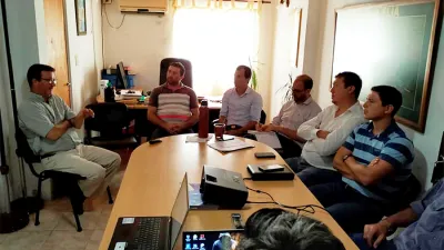 El juez de Faltas, Guillermo Grandi; explica a los intendentes cómo se aplica el Protocolo para el control de las medidas en las aplicaciones agrotóxicas. 