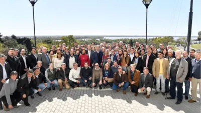 Laurito y Oliva junto a los demás intendentes de la provincia con Bordet 