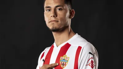 Fútbol: Almería oficializó la llegada del concordiense Lucas Robertone