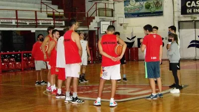 Básquet: Rocamora recupera jugadores para la burbuja en Concordia