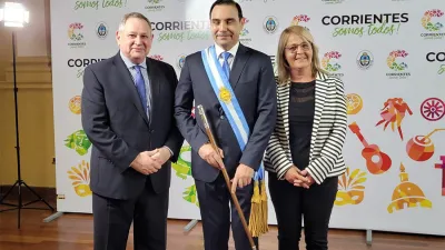 Rogel y Foletto escoltan al reelecto gobernador de Corrientes, Gustavo Valdez.