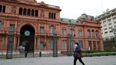 Foto de archivo del 21 de mayo de 2020: una mujer utilizando una máscara por la pandemia de Covid-19 camina frente a la Casa Rosada.