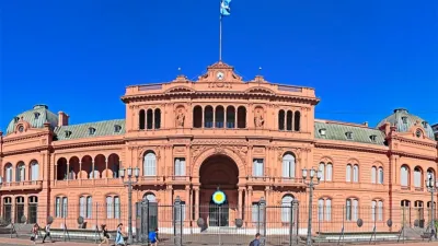 El sueldo del Presidente -en términos comparativos con el sector privado y otros presidentes del mundo-, es relativamente bajo. No obstante, en la Argentina se espera un ajuste de la política.