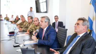 Agustín Rossi con Alberto Fernández y militares