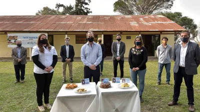 El gobernador visitó la centenaria Escuela Nº 19, Crucero Gral. Belgrano, de colonia Walter Moss, que tiene una matrícula de seis alumnos.
