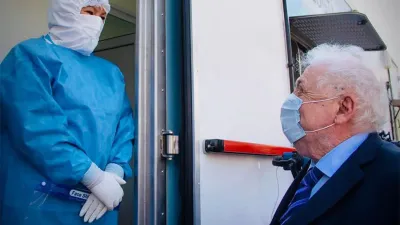 A raíz de la segunda ola de coronavirus, el Ejecutivo prorrogó por otros tres meses una reducción de las contribuciones patronales y una alícuota menor para el impuesto al cheque, para las empresas y establecimientos que presten servicios sanitarios. 