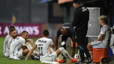 Dos jugadores del Santos dieron positivo de coronavirus y encendieron las alarmas en Boca