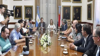 senadores justicialistas con Bordet (archivo)