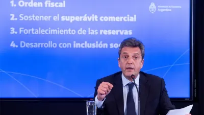 El ministro de Economía, Sergio Massa, explicando los primeros lineamientos del programa económico.