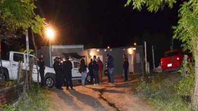 Personal policial trabajando en el lugar del triple crimen