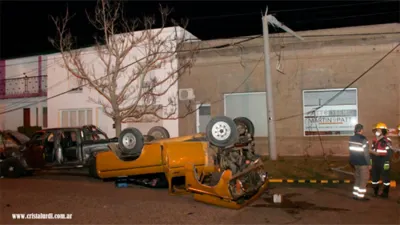 Chocaron una Ford F100 que tripulaban cuatro jóvenes y una Ford Ranger en la que iban otros tres. Dos de los ocupantes debieron ser trasladados al hospital Centenario de Gualeguaychú, por presentar fuertes golpes.