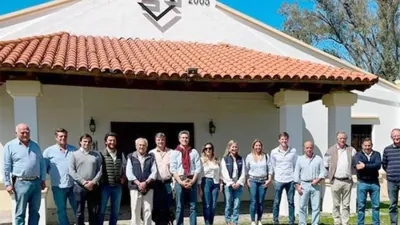 Los ganaderos de la Sociedad Rural se reunieron Establecimiento La Rosalía y reclaman reunirse con el gobernador electo, Rogelio Frigerio para abordar las problemáticas del sector.