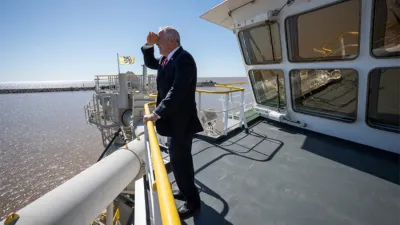 El embajador Marc Stanley observa la Hidrovía en la jornada de la firma del acuerdo entre la Administración General de Puertos y el Cuerpo de Ingenieros del Ejército de los Estados Unidos.