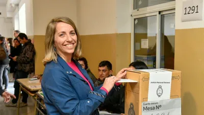 La vicegobernadora Laura Stratta votó en Victoria y destacó la importancia del acto democrático. 