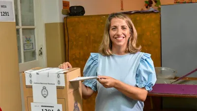 Laura Stratta votó en la Mesa N° 1291 de la Escuela Secundaria Nº 15 “Don Antonio Casanovas” de la ciudad de Victoria.