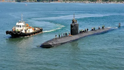 El submarino USS Greeneville (SSN 772) es escoltado en Filipinas.