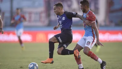 Con dos hombres menos, Talleres rescató un punto en su visita a Sarandí