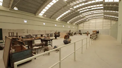 El taller Antequeda en Bajada Grande está siendo reacondicionado para volver a fabricar mobiliario escolar.