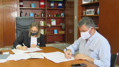 La ministra de Desarrollo Social, Marisa Paira, y el presidente del Sistema de Crédito de Entre Ríos SA (Sidecreer), Mario Kaplan, firmaron un convenio de colaboración mutua.