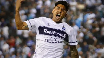 Con dos goles de Cristian Tarragona, Gimnasia festejó en Tucumán y hundió más a Atlético