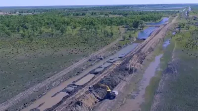 Vista área del terraplén que pone en riesgo el puente Victoria-Rosario y que la Justicia Federal dio 24 horas para que sea demolido.