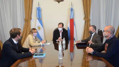 La ministra de Desarrollo Social y titular de la Compañía Entrerriana de Tierras, Marisa Paira, explicó que con el gobernador analizaron “las diferentes propuestas” para comprar tierras con fines de lotear para viviendas.