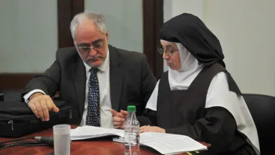  La ex superiora del convento Carmelitas de Nogoyá, Luisa Toledo, junto a su abogado Miguel Cullen.