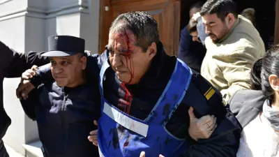 Walter Velázquez sufrió pérdida del 45 por ciento de la capacidad auditiva, daños neurológicos y pérdida de memoria a corto plazo, que lo obligaron a tramitar su retiro de la fuerza policial, por la agresión del tractorazo del 3 de septiembre de 2015.