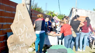 El club del trueque crece en Gualeguaychú a través de las redes sociales y la red feminista.